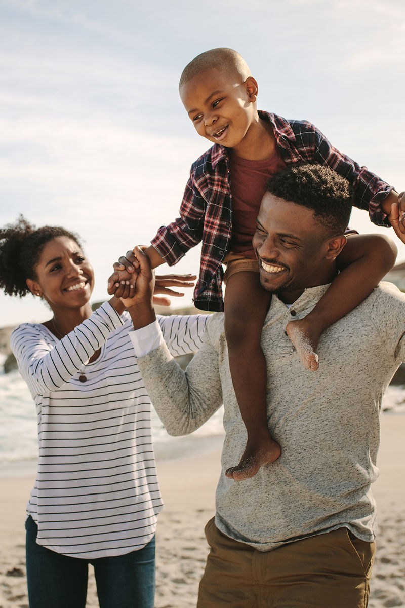 Retail Media - Family together on the beach